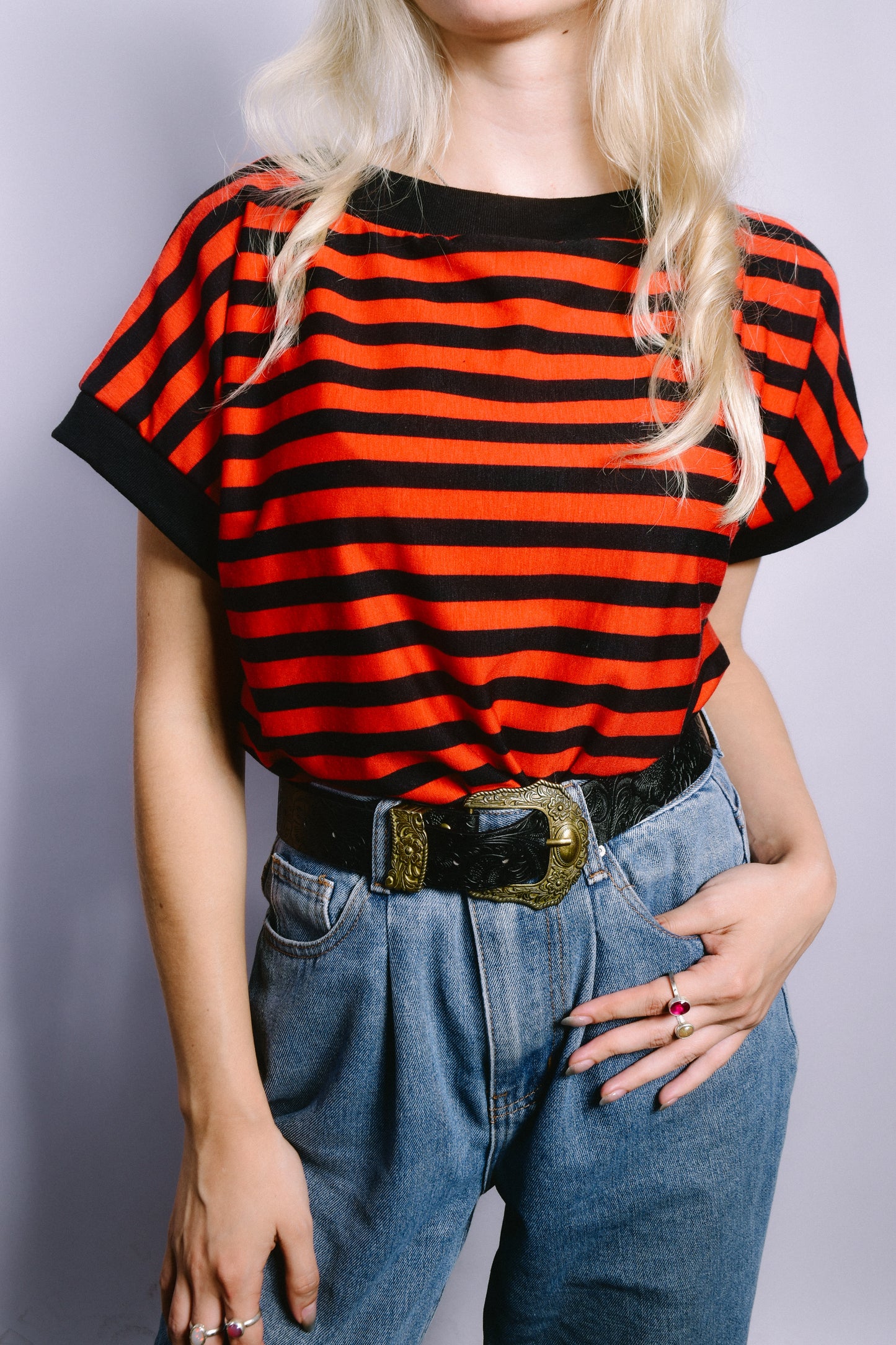 Polera rayas rojas ringer negro